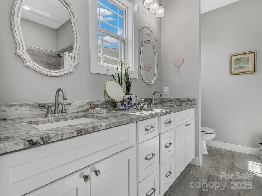 250 Leyland Cir Hendersonville, NC 28792