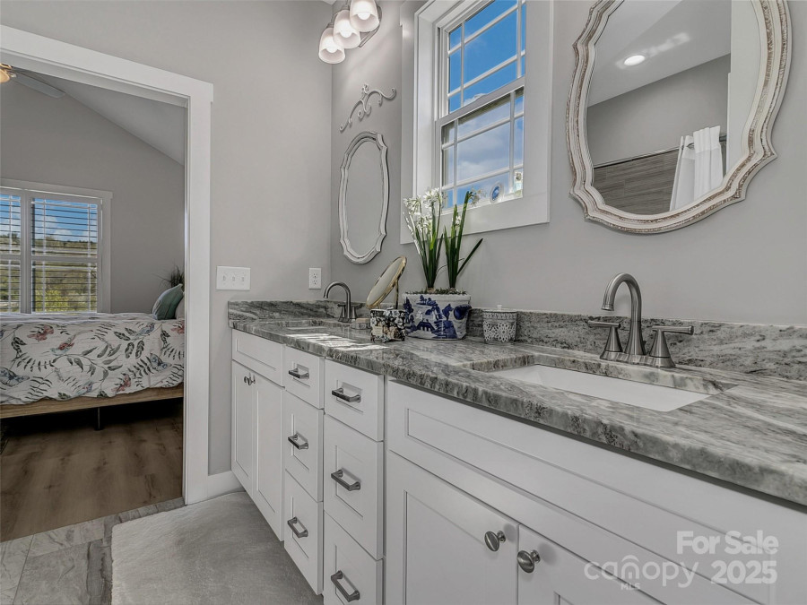 250 Leyland Cir Hendersonville, NC 28792