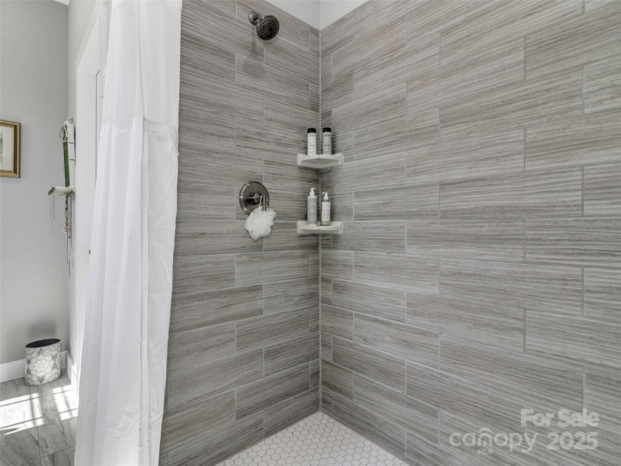 250 Leyland Cir Hendersonville, NC 28792