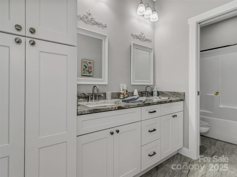 250 Leyland Cir Hendersonville, NC 28792