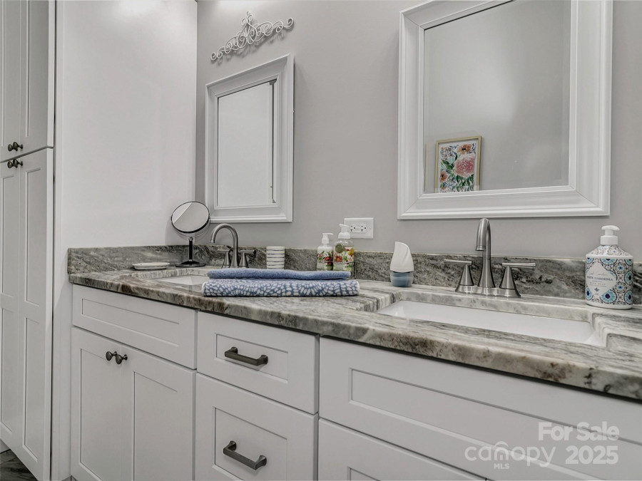 250 Leyland Cir Hendersonville, NC 28792