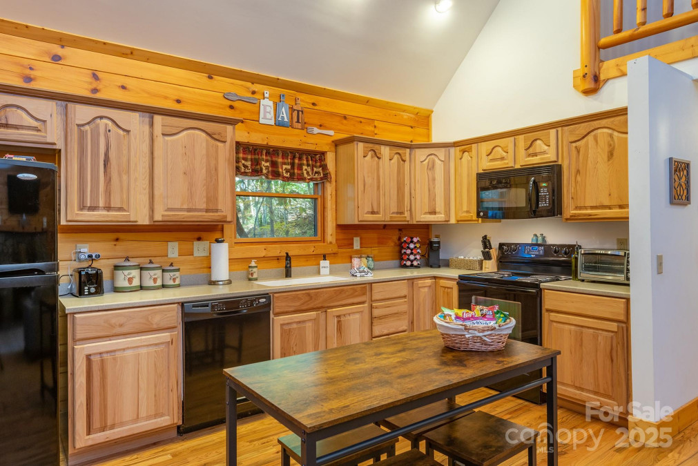 100 Candlemaker Trl Maggie Valley, NC 28751