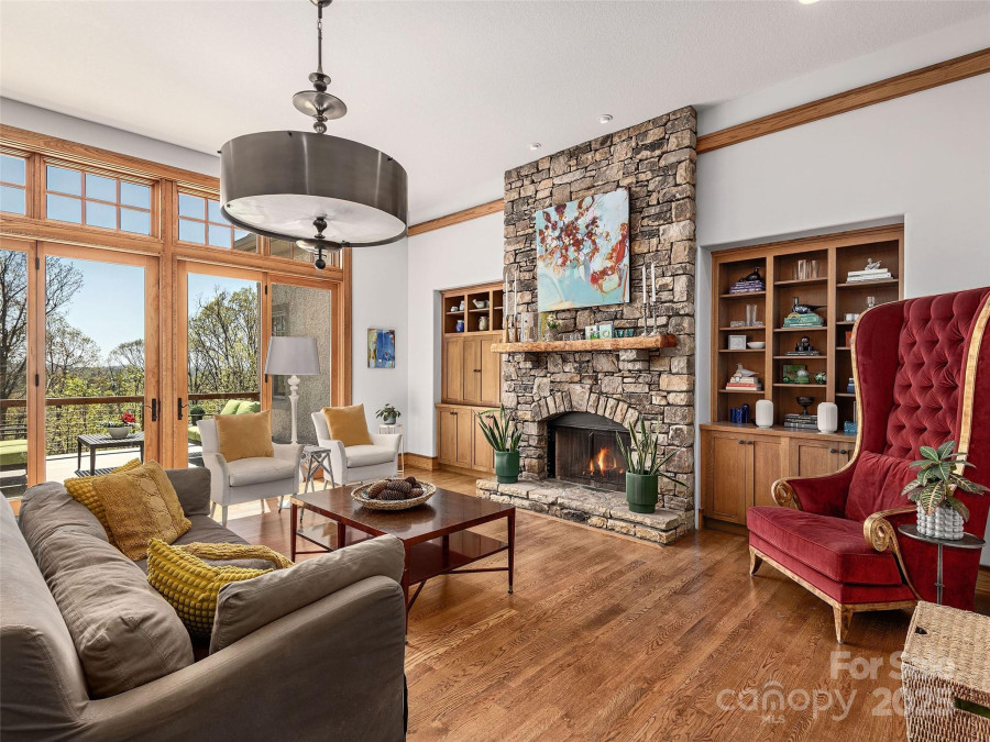 457 Coopers Hawk Dr Asheville, NC 28803