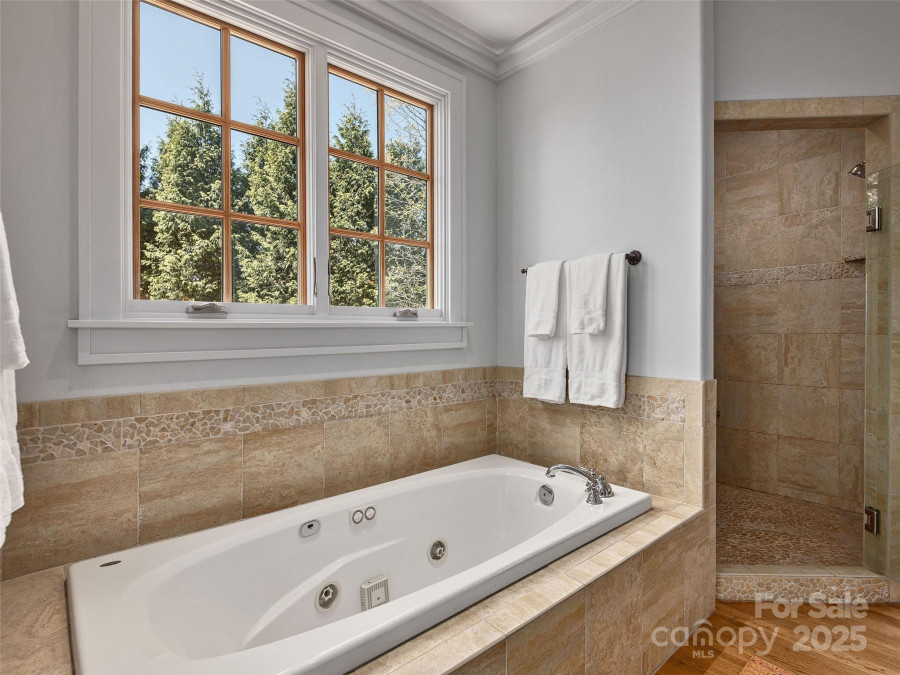 457 Coopers Hawk Dr Asheville, NC 28803
