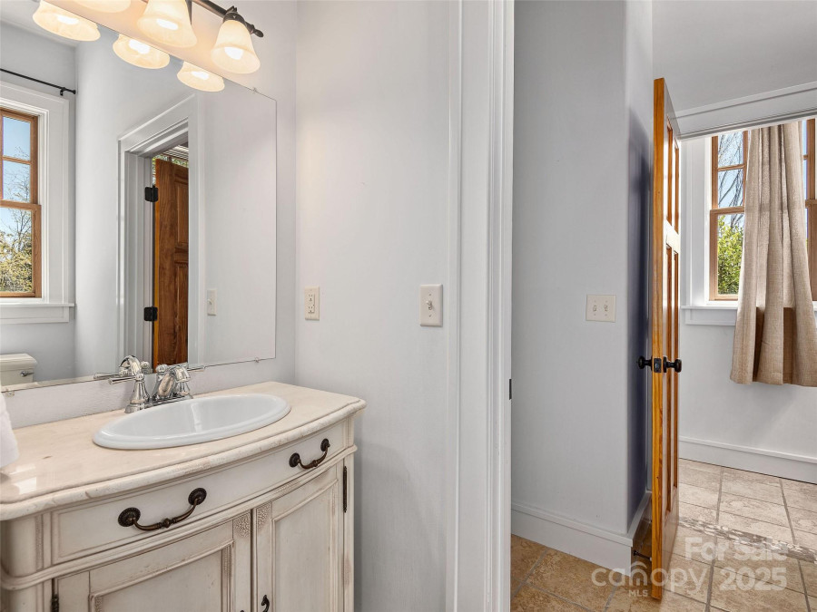 457 Coopers Hawk Dr Asheville, NC 28803