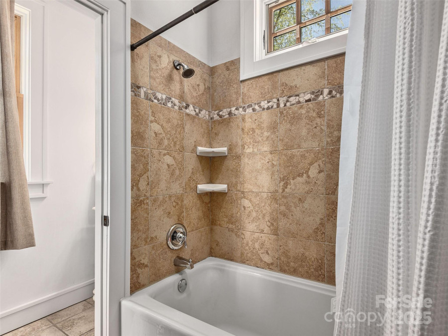 457 Coopers Hawk Dr Asheville, NC 28803