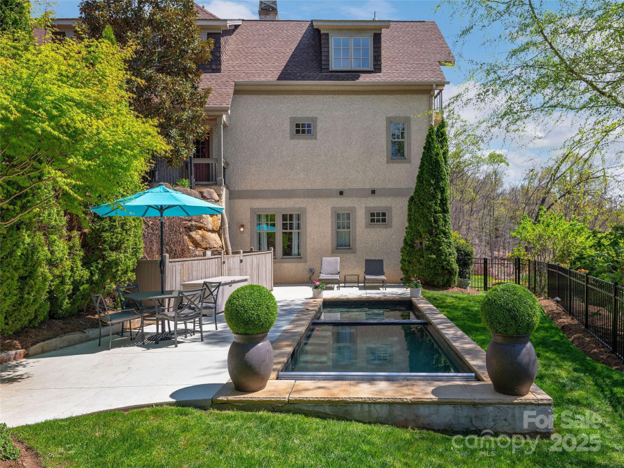 457 Coopers Hawk Dr Asheville, NC 28803