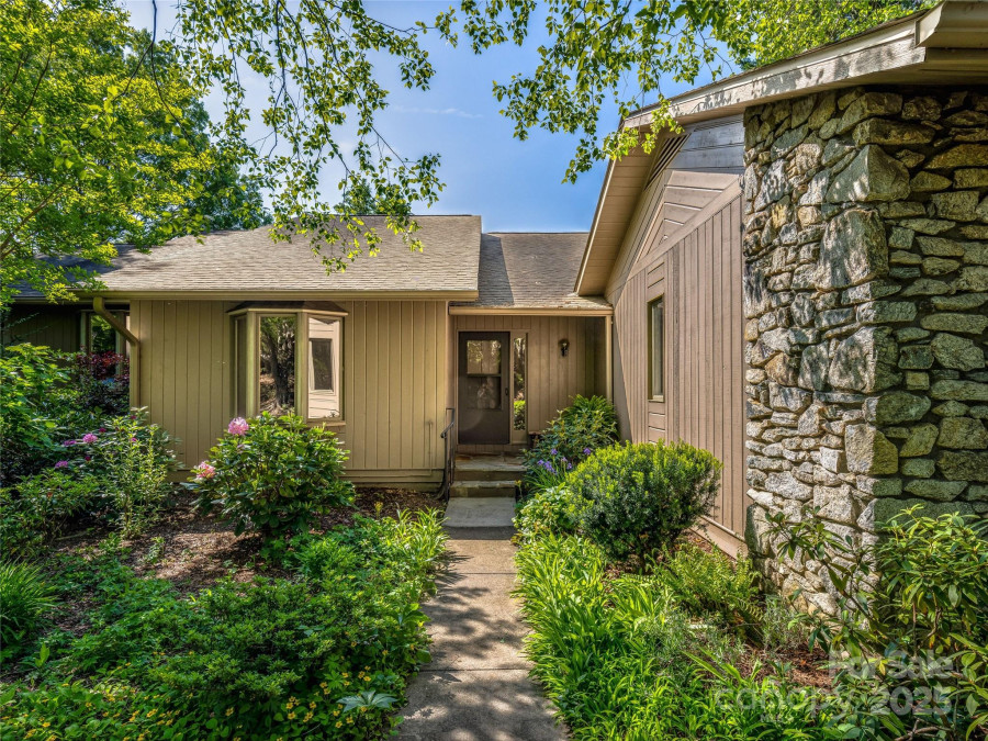 3 Governors Dr Asheville, NC 28804