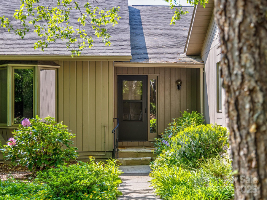 3 Governors Dr Asheville, NC 28804