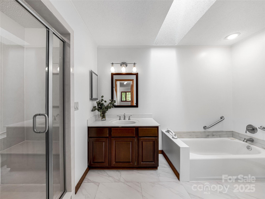 3 Governors Dr Asheville, NC 28804