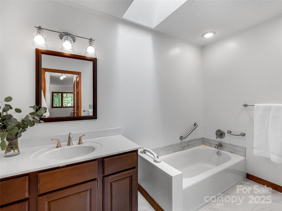 3 Governors Dr Asheville, NC 28804