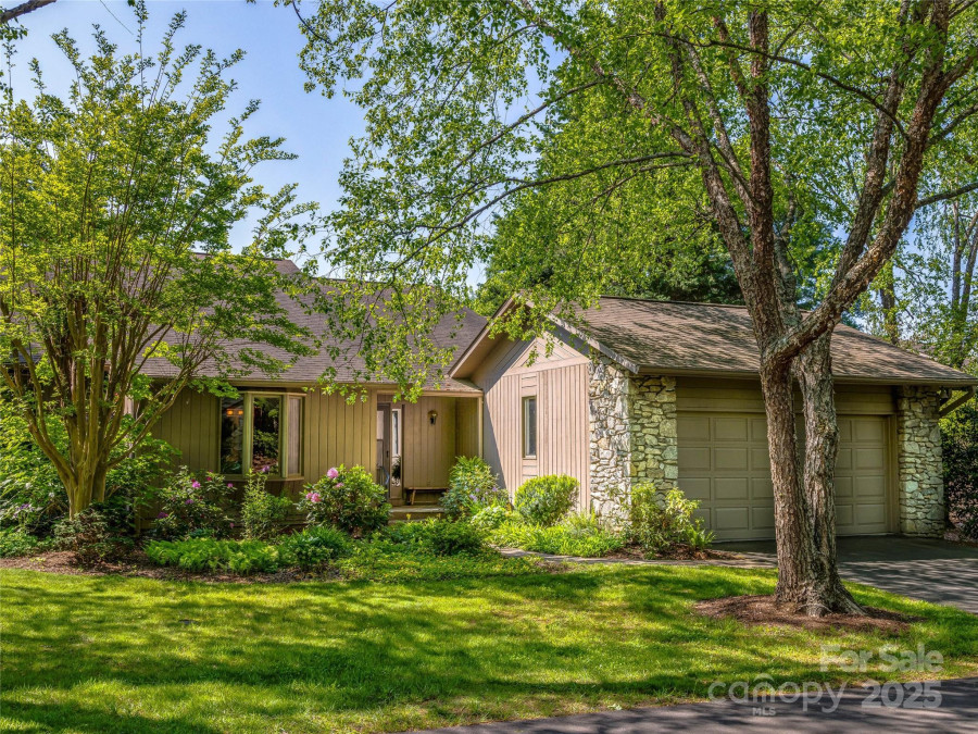 3 Governors Dr Asheville, NC 28804
