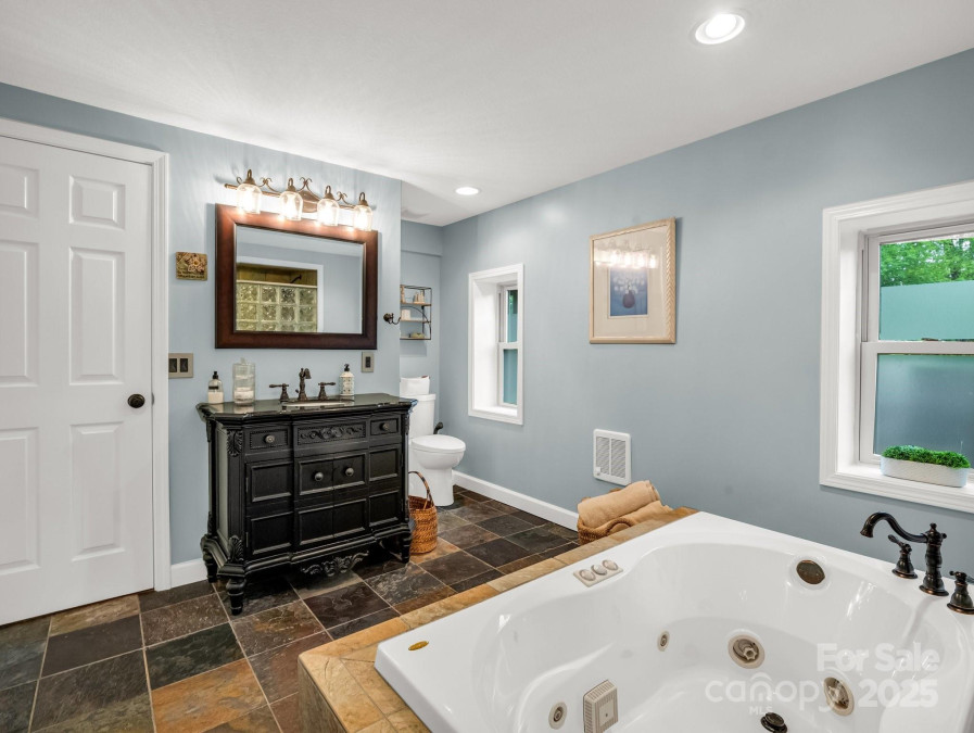 1647 Kensington Rd Hendersonville, NC 28791