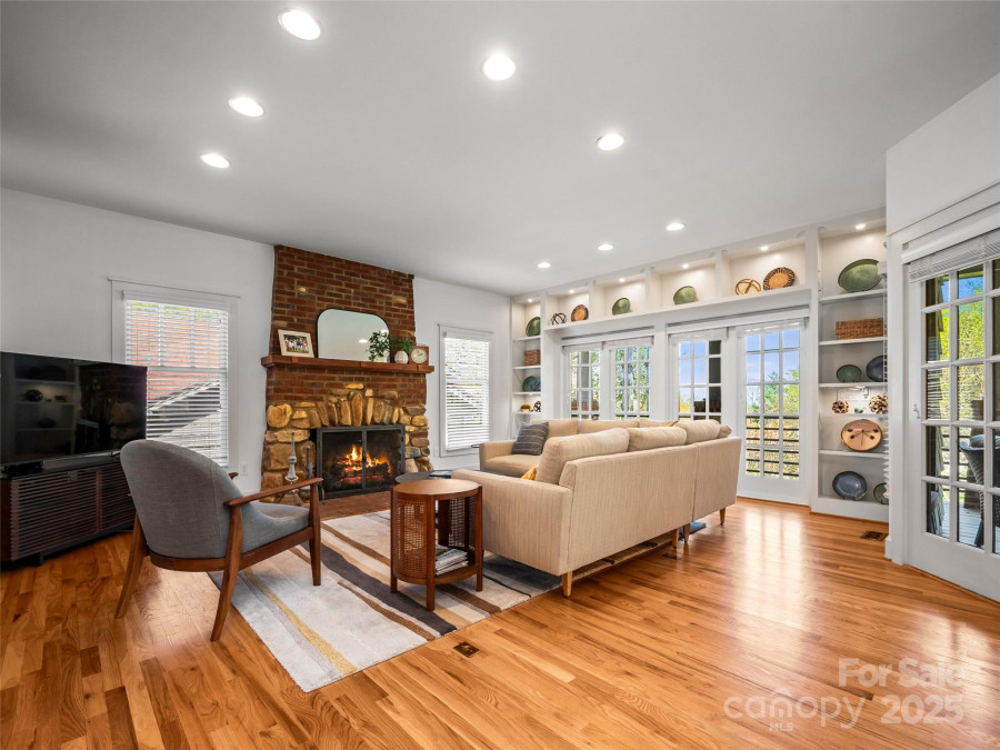 19 Lacoste Dr Hendersonville, NC 28739
