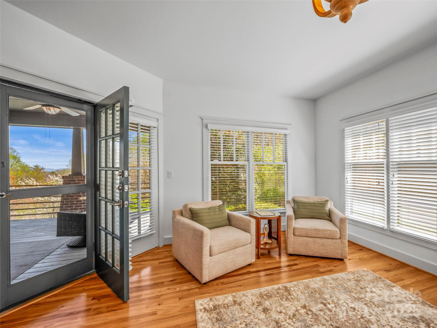 19 Lacoste Dr Hendersonville, NC 28739