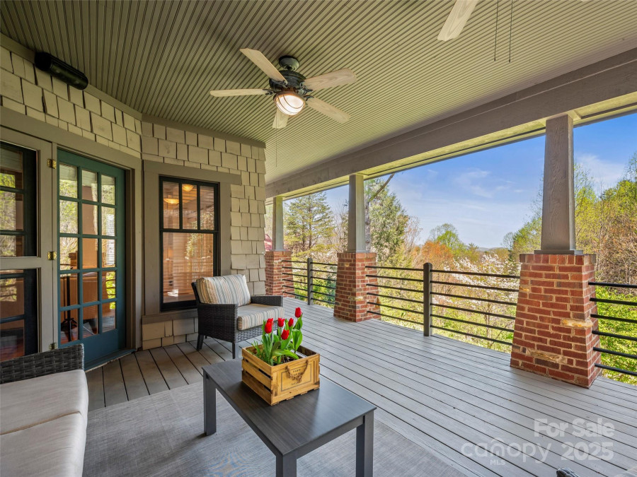 19 Lacoste Dr Hendersonville, NC 28739