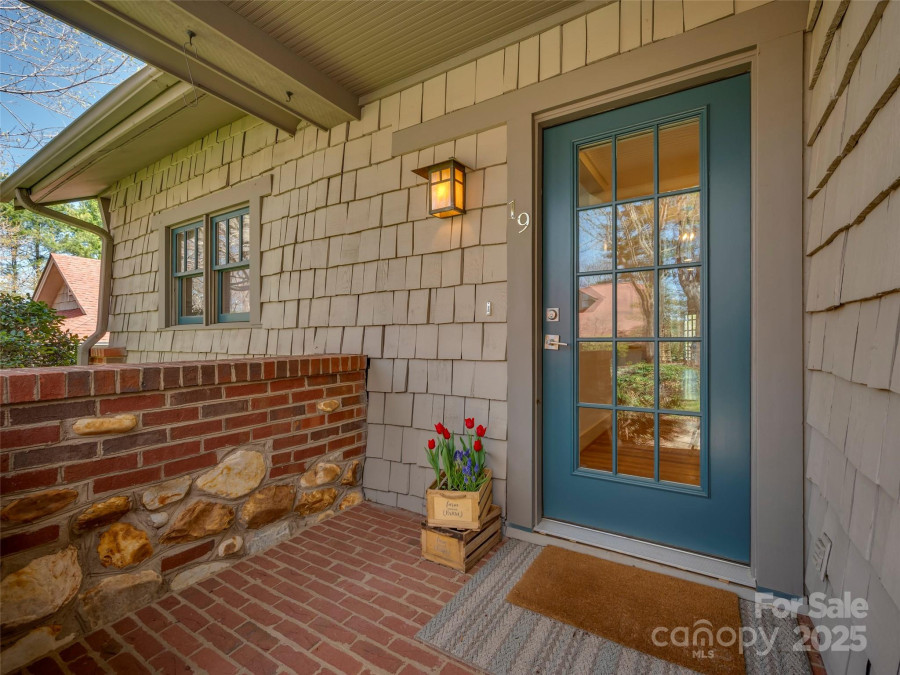 19 Lacoste Dr Hendersonville, NC 28739