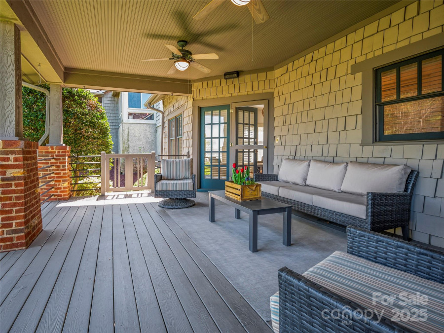 19 Lacoste Dr Hendersonville, NC 28739