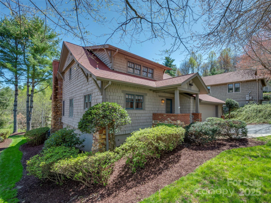 19 Lacoste Dr Hendersonville, NC 28739