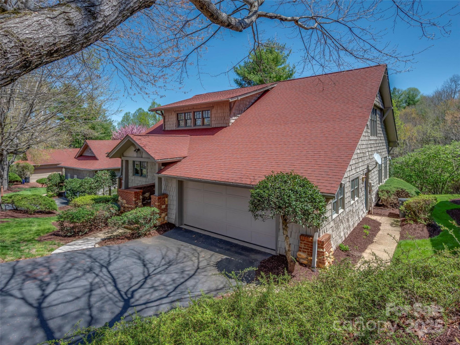 19 Lacoste Dr Hendersonville, NC 28739