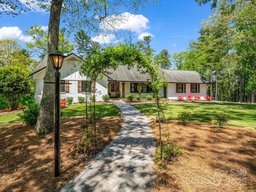 1351 Chanteloup Dr Hendersonville, NC 28739