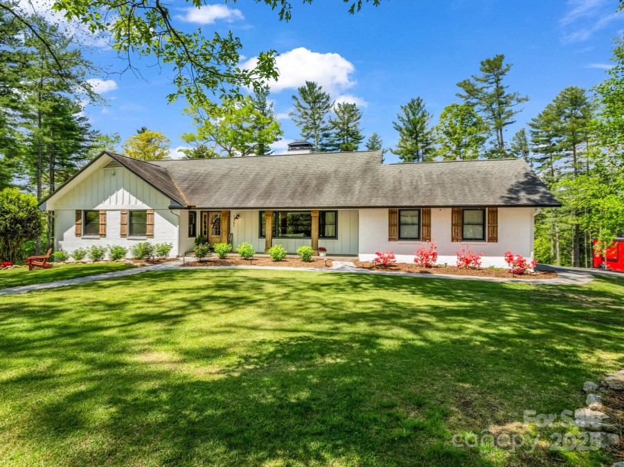 1351 Chanteloup Dr Hendersonville, NC 28739