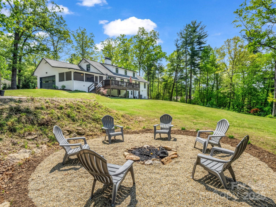 1351 Chanteloup Dr Hendersonville, NC 28739
