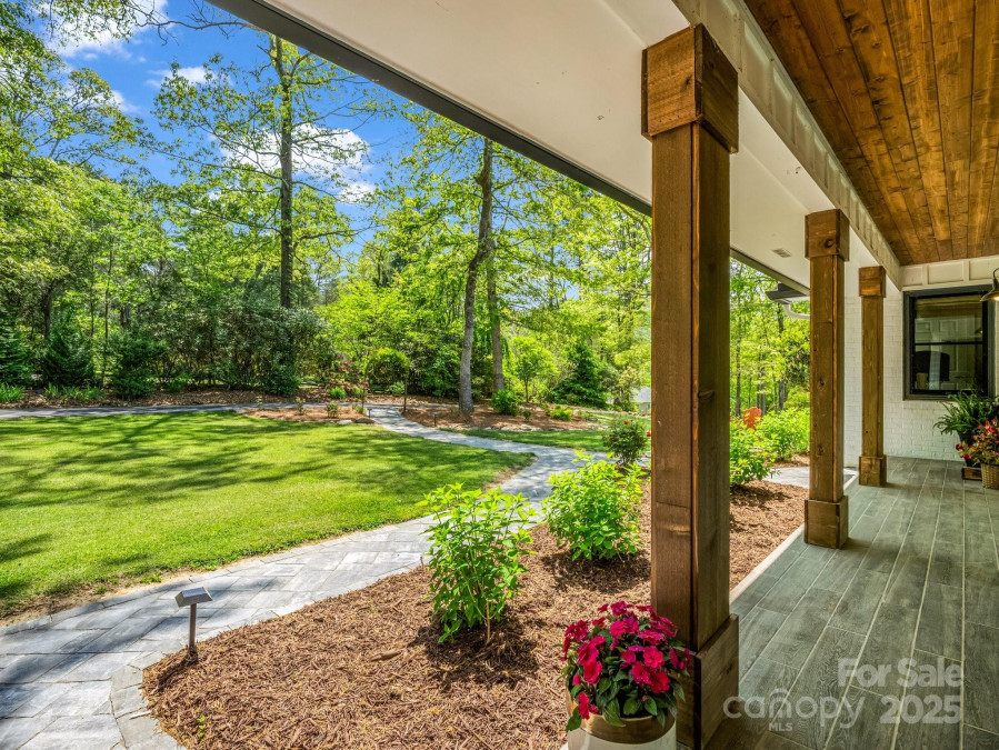 1351 Chanteloup Dr Hendersonville, NC 28739