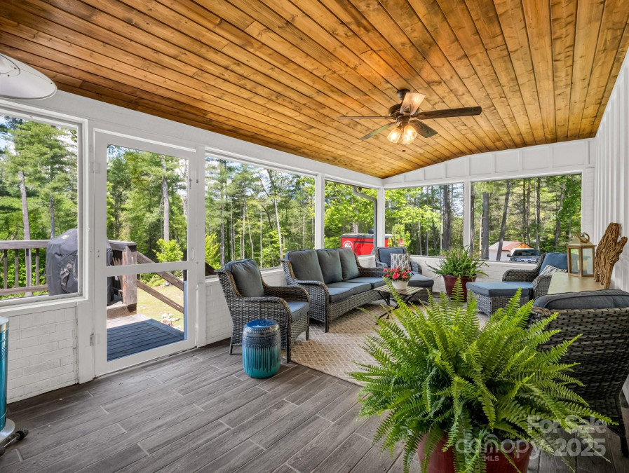 1351 Chanteloup Dr Hendersonville, NC 28739