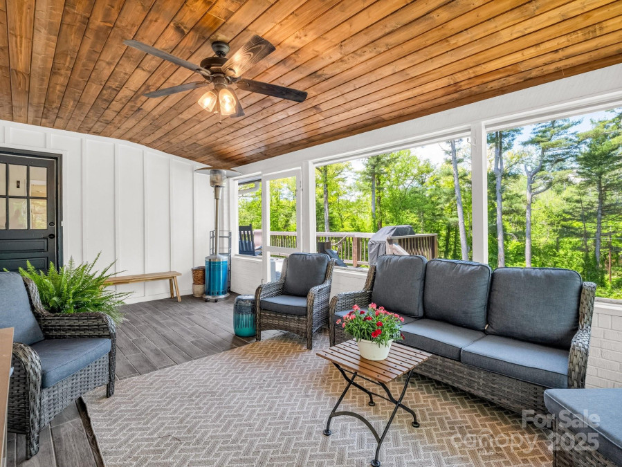 1351 Chanteloup Dr Hendersonville, NC 28739
