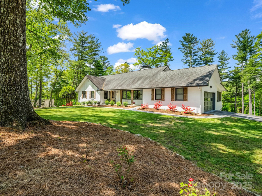 1351 Chanteloup Dr Hendersonville, NC 28739