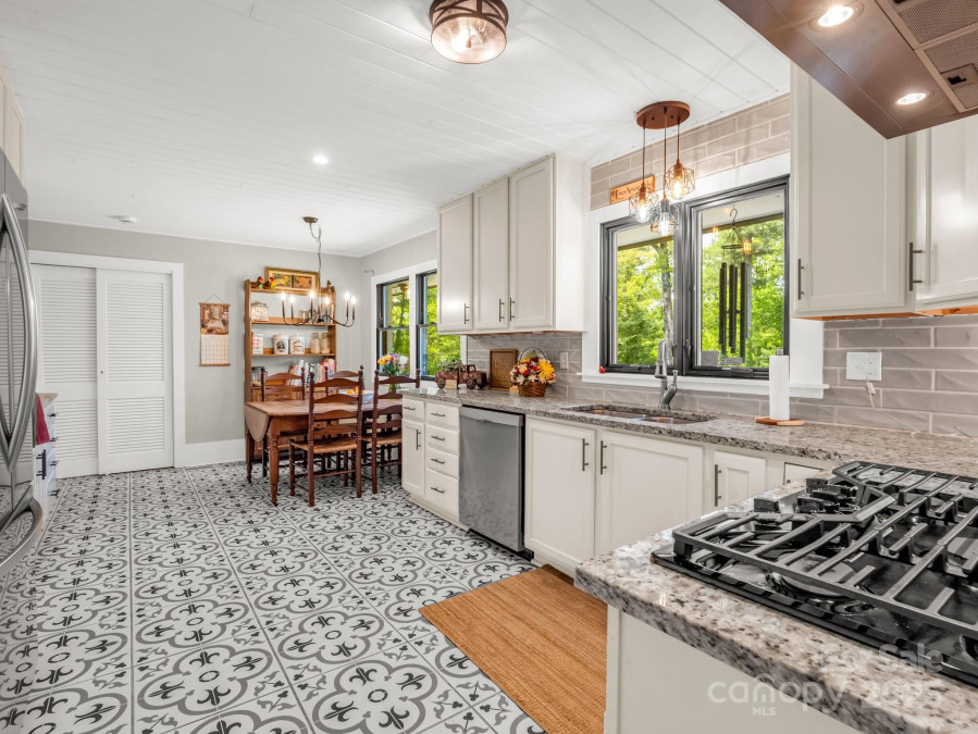 1351 Chanteloup Dr Hendersonville, NC 28739