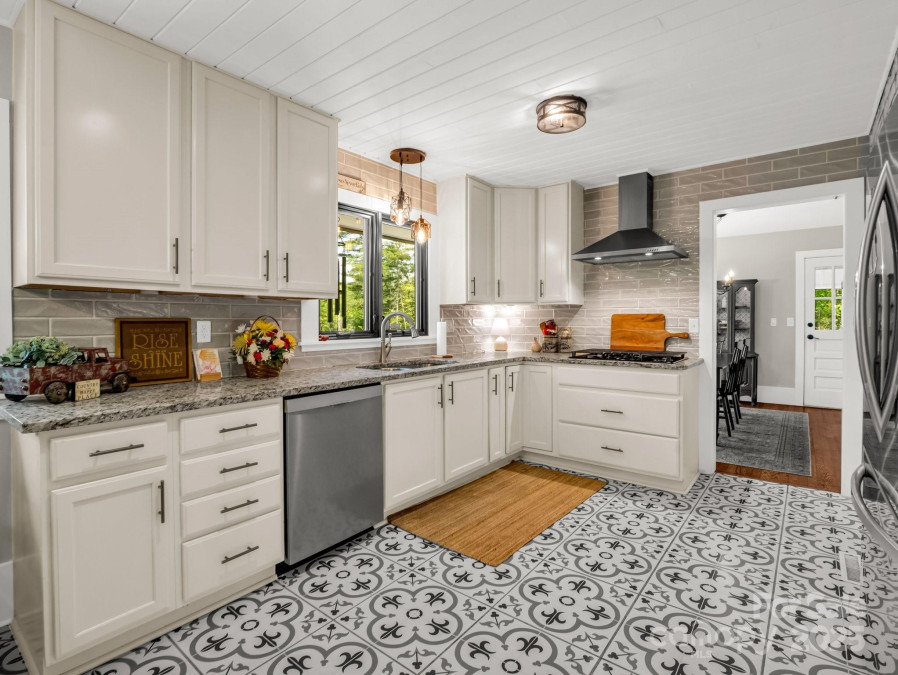 1351 Chanteloup Dr Hendersonville, NC 28739