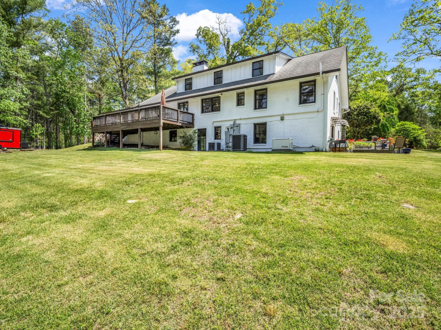 1351 Chanteloup Dr Hendersonville, NC 28739