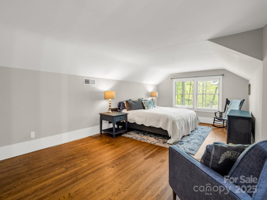 1351 Chanteloup Dr Hendersonville, NC 28739