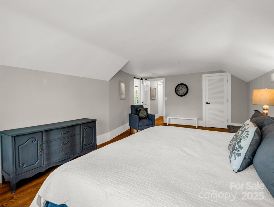 1351 Chanteloup Dr Hendersonville, NC 28739