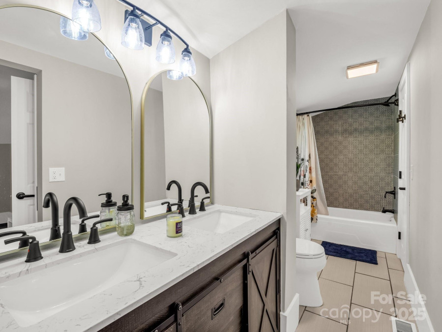 1351 Chanteloup Dr Hendersonville, NC 28739
