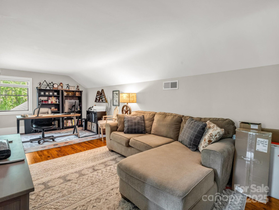 1351 Chanteloup Dr Hendersonville, NC 28739