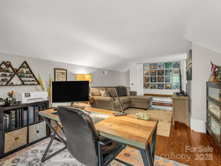 1351 Chanteloup Dr Hendersonville, NC 28739