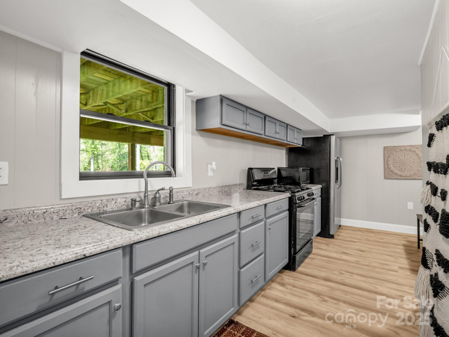 1351 Chanteloup Dr Hendersonville, NC 28739