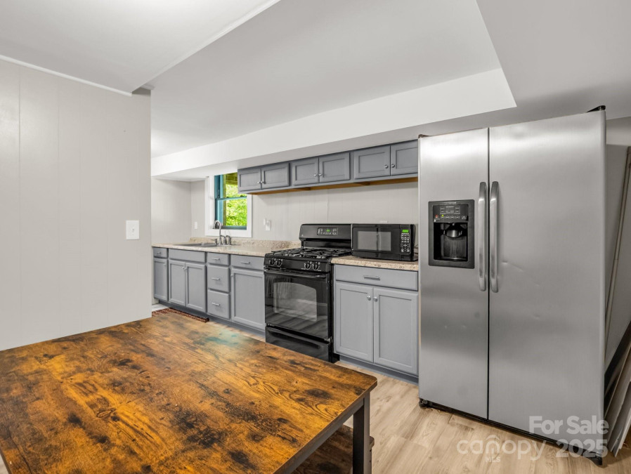 1351 Chanteloup Dr Hendersonville, NC 28739