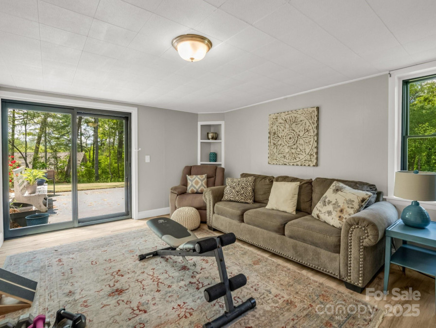 1351 Chanteloup Dr Hendersonville, NC 28739