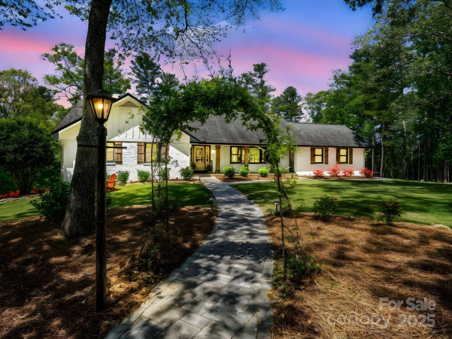1351 Chanteloup Dr Hendersonville, NC 28739