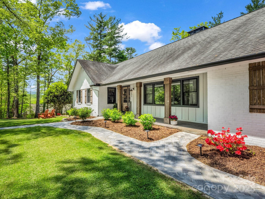 1351 Chanteloup Dr Hendersonville, NC 28739