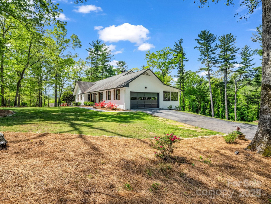 1351 Chanteloup Dr Hendersonville, NC 28739