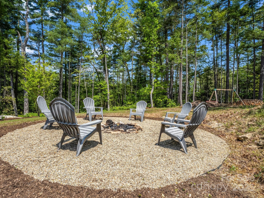 1351 Chanteloup Dr Hendersonville, NC 28739
