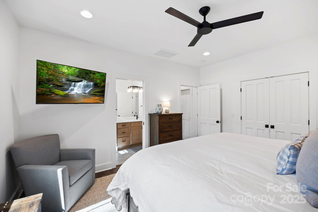 1048 Cherokee Tc Lake Toxaway, NC 28747