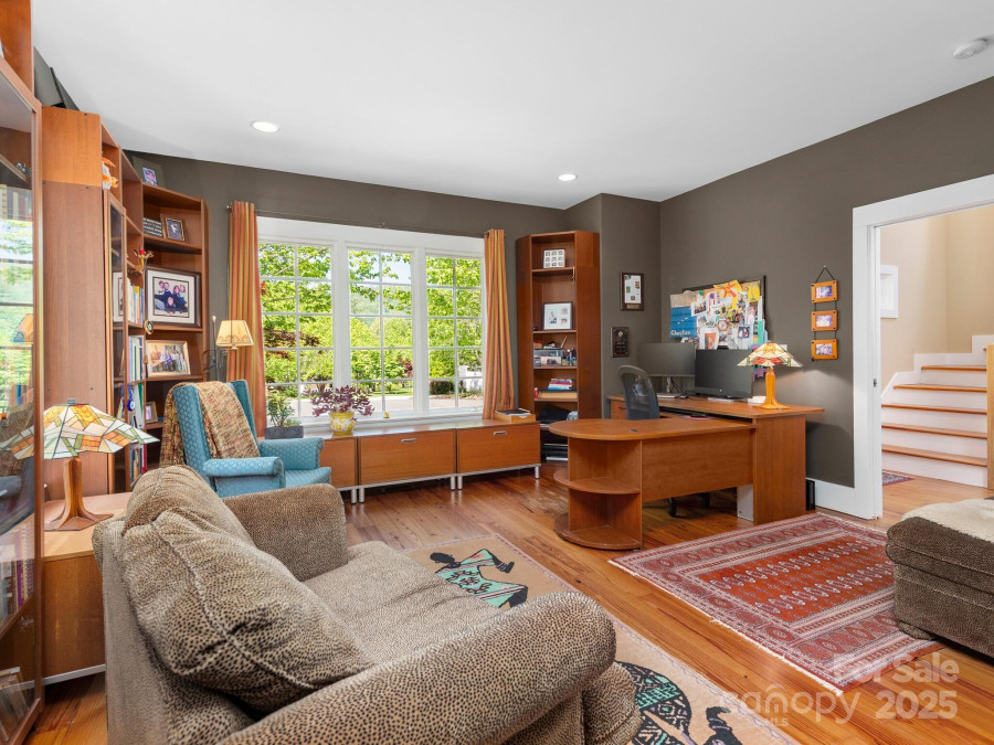 18 Ozark Spring Ln Asheville, NC 28805