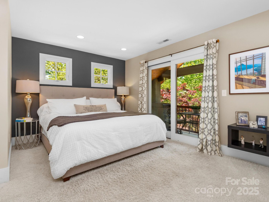18 Ozark Spring Ln Asheville, NC 28805