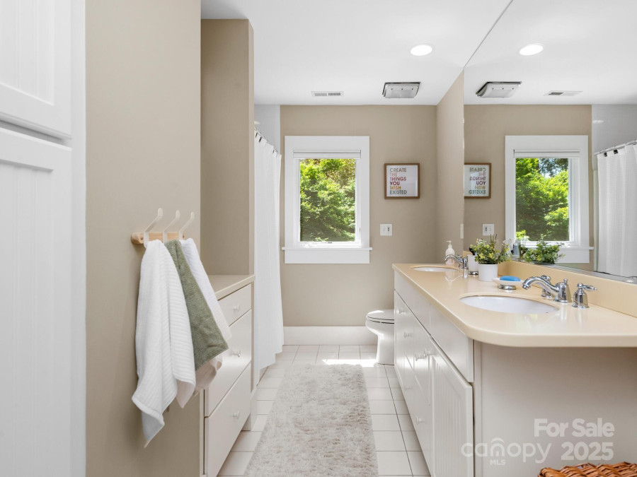 18 Ozark Spring Ln Asheville, NC 28805